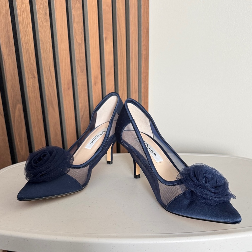 Nina Betty Pumps with Mesh and Floral Design